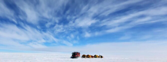 Lastminute Reisen beliebtes Urlaubsziel – Antarktis - Null Bewohner, Millionen Pinguine und feste Dimensionen. Am südlichen Ende der Erde, wo die Sonne nur zwischen Frühjahr und Herbst über dem Horizont aufgeht, liegt der 7. Kontinent, die Antarktis. Riesig, bis auf ein paar Forscher unbewohnt und ohne offiziellen Besitzer. Eine Welt, die überrascht, bevor Sie sie sehen. Deshalb ist ein Besuch definitiv etwas für die Schatzkiste der Erinnerung und allein die Ausmaße dieser Destination sind eine Sache für sich. Du trittst aus deinem gemütlichen Hotelzimmer und es begrüßt dich die warme italienische Sonne. Du blickst auf den atemberaubenden Gardasee, der in zahlreichen Blautönen schimmert - von tiefem Dunkelblau bis zu funkelndem Türkis. Majestätische Berge umgeben dich, während die Brise sanft deine Haut streichelt und der Duft von blühenden Zitronenbäumen deine Nase kitzelt. Du schlenderst die malerischen, engen Gassen entlang, vorbei an farbenfrohen, blumengeschmückten Häusern. Vereinzelt unterbricht das fröhliche Lachen der Einheimischen die friedvolle Stille. Du fühlst dich wie in einem Traum, der nicht enden will. Jeder Schritt führt dich zu neuen Entdeckungen und Abenteuern. Du probierst die köstliche italienische Küche mit ihren frischen Zutaten und verführerischen Aromen. Die Sonne geht langsam unter und taucht den Himmel in ein leuchtendes Orange-rot - ein spektakulärer Anblick.