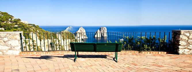 Lastminute Reisen Feriendestination - Capri ist eine blühende Insel mit weißen Gebäuden, die einen schönen Kontrast zum tiefen Blau des Meeres bilden. Die durchschnittlichen Frühlings- und Herbsttemperaturen liegen bei etwa 14°-16°C, die besten Reisemonate sind April, Mai, Juni, September und Oktober. Auch in den Wintermonaten sorgt das milde Klima für Wohlbefinden und eine üppige Vegetation. Die beliebtesten Orte für Capri Ferien, locken mit besten Angebote für Hotels und Ferienunterkünfte mit Werbeaktionen, Rabatten, Sonderangebote für Capri Urlaub buchen.