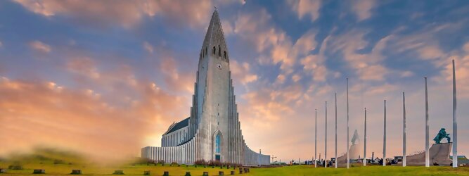 Reisetipps - Hallgrimskirkja in Reykjavik, Island – Lutherische Kirche in beeindruckend martialischer Betonoptik, inspiriert von der Form der isländischen Basaltfelsen. Die Schlichtheit im Innenraum erstaunt, bewegt zum Innehalten und Entschleunigen. Sensationelle Fotos gibt es bei Polarlicht als Hintergrundkulisse. Die Hallgrim-Kirche krönt Islands Hauptstadt eindrucksvoll mit ihrem 73 Meter hohen Turm, der alle anderen Gebäude in Reykjavík überragt. Bei keinem anderen Bauwerk im Land dauerte der Bau so lange, und nur wenige sorgten für so viele Kontroversen wie die Kirche. Heute ist sie die größte Kirche der Insel mit Platz für 1.200 Besucher.