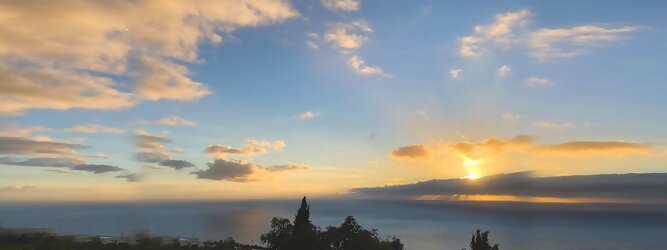 Lastminute Reisen Reiseideen Pauschalreise - La Palma macht ihrem Beinamen, die Schöne, alle Ehre. Das Kleinod im Atlantik erstrahlt in sattem Grün, verziert mit hübschen landestypischen Villen in den weit gestreuten Dörfern, eingerahmt von weichen Wellen des dunkelblauen atlantischen Ozeans, am Himmel ziehen malerische Formationen, bauschiger weißer Schäfchenwolken. Eine Bilderbuchidylle zum Verlieben. Die beliebtesten Orte für La Palma Ferien, locken mit besten Angebote für Hotels und Ferienunterkünfte mit Werbeaktionen, Rabatten, Sonderangebote für La Palma Urlaub buchen. Reisedaten eingeben und Hotel Flug Mietwagen Attraktionen Taxis für eine La Palma Reise flexibel buchen. Sollten sich die Pläne ändern, sind viele der Unterkünfte und Zimmer auf La Palma kostenfrei stornierbar.