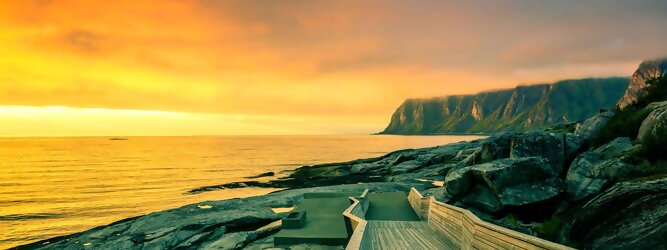 Trip Last Minute Reisen Reiseideen Last minute - Norwegen – Schwindelfrei auf Preikestolen – die spektakuläre Felskanzel erhebt sich als steile Plateauklippe über dem Lysefjord. Die Aussicht über den Fjord ist atemberaubend, schwindelfrei sein ist Voraussetzung. Es lohnt sich auf jeden Fall, schon mitten in der Nacht aufzustehen, um den magischen Moment des überwältigend schönen Sonnenaufgangs mitzuerleben, grandios wie sich die ersten Sonnenstrahlen in den steilen Felswänden verfangen und die Bergmauern zum Leuchten bringen. Dieser Augenblick inspiriert zur Demut und Dankbarkeit. Die beliebtesten Orte für Ferien in Norwegen, locken mit besten Angebote für Hotels und Ferienunterkünfte mit Werbeaktionen, Rabatten, Sonderangebote für Norwegen Urlaub buchen.