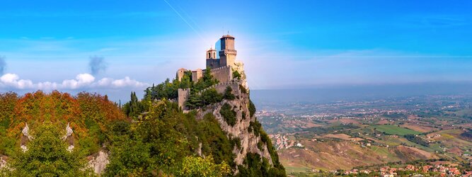 Trip Last Minute Reisen Reiseideen Last minute - San Marino – Hol ihn dir – den heißbegehrten Einreise-Stempel von San Marino. Nimm deinen Reisepass, besuche die örtliche Tourismusbehörde, hier wird die kleine Trophäe in dein Reisedokument gestempelt, es sieht gut aus und ist eine supertolle Urlaubserinnerung. Dieses neue Trendy-Reiselust-Souvenir passt ausgezeichnet zu den anderen außergewöhnlichen Stempeln deiner vergangenen Reisen. San Marino ist ein sehr interessanter Zwergstaat, eine Enklave, vollständig von Italien umgeben, eine der ältesten bestehenden Republiken und eines der reichsten Länder der Welt. Die beliebtesten Orte für Ferien in San Marino, locken mit besten Angebote für Hotels und Ferienunterkünfte mit Werbeaktionen, Rabatten, Sonderangebote für San Marino Urlaub buchen.
